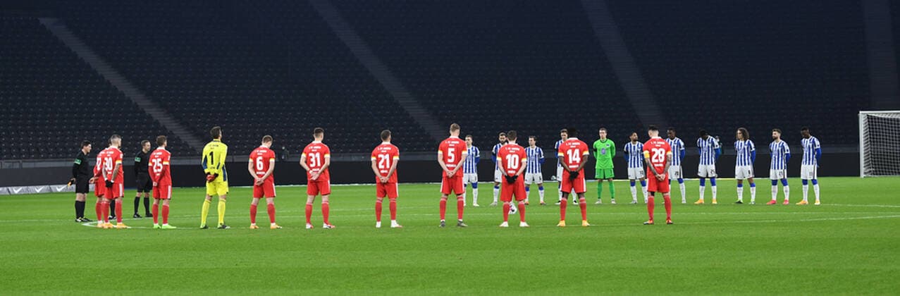 Fussball, Herren, 1. Bundesliga, Saison 2020 21, (10. Spieltag), Hertha BSC - 1. FC Union Berlin, Schweigeminute vor dem Spiel für den kürzlich verstorbenen Michael Ottow (langjähriges Präsidiumsmitglied bei Hertha BSC), 04.12. 2020, Copyright: xMatthiasxKochx