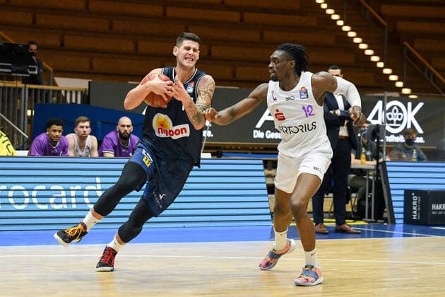 Bogdan Radosavljevic (HAKRO Merlins Crailsheim) im Zweikampf mit Tai Odiase (BG Goettingen), GER, HAKRO Merlins Crailsheim vs. BG Goettingen, 4. Spieltag easycredit Basketball Bundesliga, Spielzeit 2020 2021, 04.12.2020. GER, HAKRO Merlins Crailsheim vs. BG Goettingen, 4. Spieltag easycredit Basketball Bundesliga, Spielzeit 2020 2021, 04.12.2020. Crailsheim Copyright: xEibnerxPressefoto MichaelxMemmlerx EP_MMR