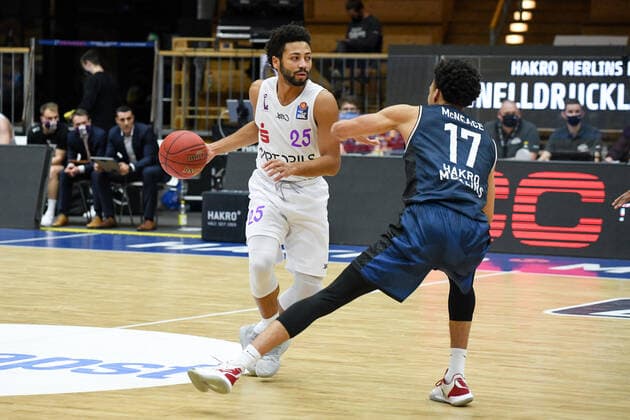 Galen Robinson Jr. (BG Goettingen) im Zweikampf mit Jamuni McNeace (HAKRO Merlins Crailsheim), GER, HAKRO Merlins Crailsheim vs. BG Goettingen, 4. Spieltag easycredit Basketball Bundesliga, Spielzeit 2020 2021, 04.12.2020. GER, HAKRO Merlins Crailsheim vs. BG Goettingen, 4. Spieltag easycredit Basketball Bundesliga, Spielzeit 2020 2021, 04.12.2020. Crailsheim Copyright: xEibnerxPressefoto MichaelxMemmlerx EP_MMR