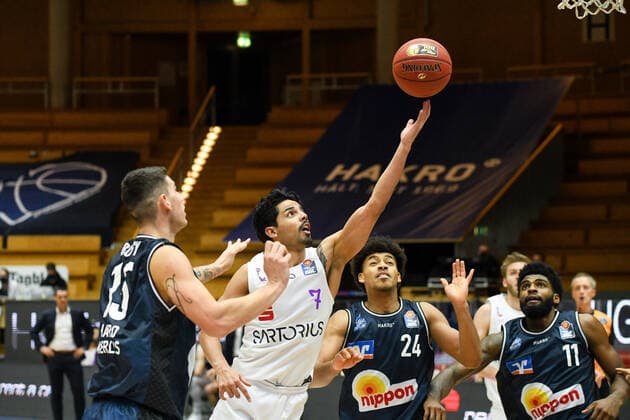 Jorge Gutierrez (BG Goettingen) am Korb im Zweikampf mit Bogdan Radosavljevic (HAKRO Merlins Crailsheim) und Jeremy Jones (HAKRO Merlins Crailsheim), GER, HAKRO Merlins Crailsheim vs. BG Goettingen, 4. Spieltag easycredit Basketball Bundesliga, Spielzeit 2020 2021, 04.12.2020. GER, HAKRO Merlins Crailsheim vs. BG Goettingen, 4. Spieltag easycredit Basketball Bundesliga, Spielzeit 2020 2021, 04.12.2020. Crailsheim Copyright: xEibnerxPressefoto MichaelxMemmlerx EP_MMR