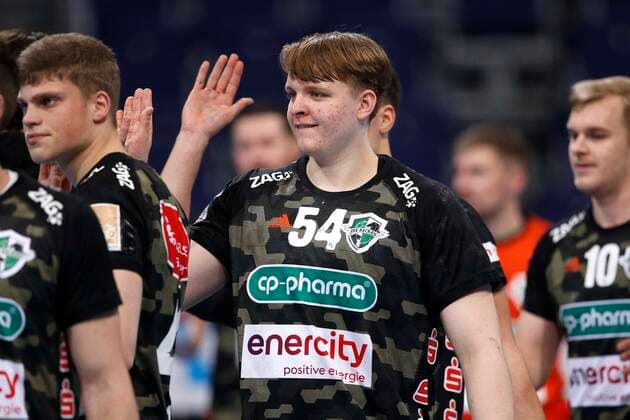 03.12.2020, ZAG Arena, Hannover, Ligaspiel, 1. Bundesliga, TSV Hannover-Burgdorf vs Frisch Auf! Goeppingen, im Bild Justus Fischer (54, Han.-Burgdorf) nach dem Sieg TSV Hannover-Burgdorf vs Frisch Auf! Goeppingen