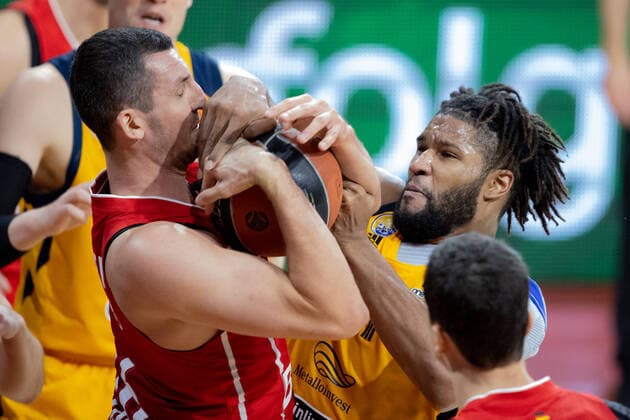 Paul ZIPSER ( 16 FCBB) vs Moscows 31 BOOKER. Basketball, FC Bayern Basketball - Khimki Moskau, 12th round, Euroleague, Saison 2020-2021, am 4.12.2020 in Muenchen, A U D I D O M E, Deutschland. Quelle Copyright Credit : Oryk HAIST