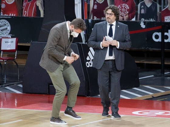 Veitstanz ... FCBB - Geschaeftsfuehrer Marko PESIC und FCBB - Head Coach Andrea TRINCHIERI nach Spielende. Basketball, FC Bayern Basketball - Khimki Moskau, 12th round, Euroleague, Saison 2020-2021, am 4.12.2020 in Muenchen, A U D I D O M E, Deutschland. Quelle Copyright Credit : Oryk HAIST