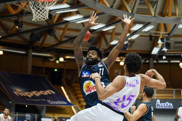 Tim Coleman (HAKRO Merlins Crailsheim) verteidigt gegen Galen Robinson Jr. (BG Goettingen), GER, HAKRO Merlins Crailsheim vs. BG Goettingen, 4. Spieltag easycredit Basketball Bundesliga, Spielzeit 2020 2021, 04.12.2020. GER, HAKRO Merlins Crailsheim vs. BG Goettingen, 4. Spieltag easycredit Basketball Bundesliga, Spielzeit 2020 2021, 04.12.2020. Crailsheim Copyright: xMemmlerx Eibner-Pressefotox EP_mmr