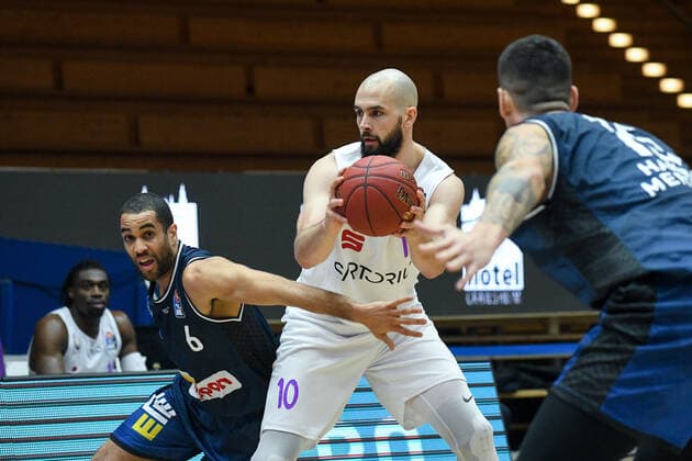 Dennis Kramer (BG Goettingen) im Zweikampf mit Elias Lasisi (HAKRO Merlins Crailsheim), GER, HAKRO Merlins Crailsheim vs. BG Goettingen, 4. Spieltag easycredit Basketball Bundesliga, Spielzeit 2020 2021, 04.12.2020. GER, HAKRO Merlins Crailsheim vs. BG Goettingen, 4. Spieltag easycredit Basketball Bundesliga, Spielzeit 2020 2021, 04.12.2020. Crailsheim Copyright: xMemmlerx Eibner-Pressefotox EP_mmr