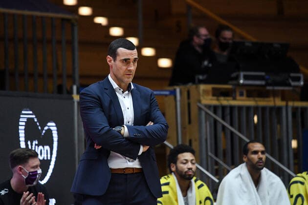 Trainer Roel Moors (BG Goettingen) beobachtet skeptisch das Spiel, GER, HAKRO Merlins Crailsheim vs. BG Goettingen, 4. Spieltag easycredit Basketball Bundesliga, Spielzeit 2020 2021, 04.12.2020. GER, HAKRO Merlins Crailsheim vs. BG Goettingen, 4. Spieltag easycredit Basketball Bundesliga, Spielzeit 2020 2021, 04.12.2020. Crailsheim Copyright: xMemmlerx Eibner-Pressefotox EP_mmr