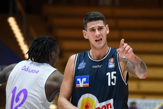 Bogdan Radosavljevic (HAKRO Merlins Crailsheim) spricht zu seinen Mitspielern, GER, HAKRO Merlins Crailsheim vs. BG Goettingen, 4. Spieltag easycredit Basketball Bundesliga, Spielzeit 2020 2021, 04.12.2020. GER, HAKRO Merlins Crailsheim vs. BG Goettingen, 4. Spieltag easycredit Basketball Bundesliga, Spielzeit 2020 2021, 04.12.2020. Crailsheim Copyright: xMemmlerx Eibner-Pressefotox EP_mmr