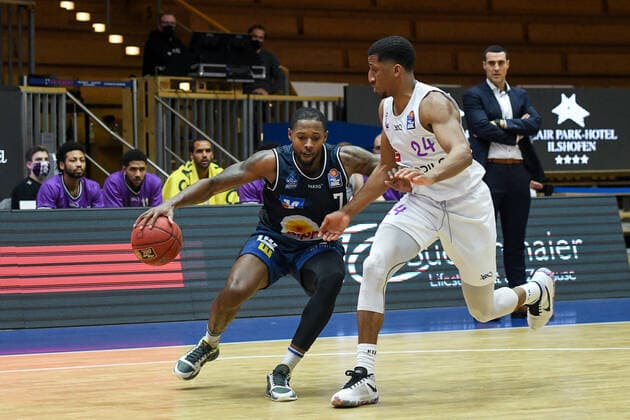 Haywood Highsmith (HAKRO Merlins Crailsheim) im Zweikampf mit Aubrey Dawkins (BG Goettingen), GER, HAKRO Merlins Crailsheim vs. BG Goettingen, 4. Spieltag easycredit Basketball Bundesliga, Spielzeit 2020 2021, 04.12.2020. GER, HAKRO Merlins Crailsheim vs. BG Goettingen, 4. Spieltag easycredit Basketball Bundesliga, Spielzeit 2020 2021, 04.12.2020. Crailsheim Copyright: xMemmlerx Eibner-Pressefotox EP_mmr
