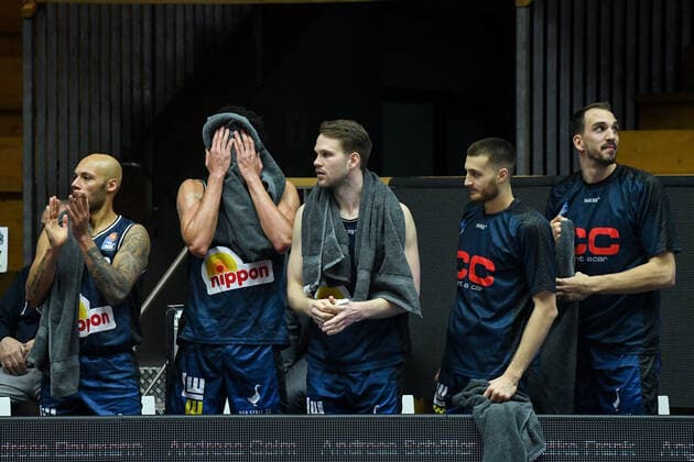 Emotionen auf der Bank bei Maurice Stuckey (HAKRO Merlins Crailsheim), Jamuni McNeace (HAKRO Merlins Crailsheim), Fabian Bleck (HAKRO Merlins Crailsheim), Radii Caisin (HAKRO Merlins Crailsheim), GER, HAKRO Merlins Crailsheim vs. BG Goettingen, 4. Spieltag easycredit Basketball Bundesliga, Spielzeit 2020 2021, 04.12.2020. GER, HAKRO Merlins Crailsheim vs. BG Goettingen, 4. Spieltag easycredit Basketball Bundesliga, Spielzeit 2020 2021, 04.12.2020. Crailsheim Copyright: xMemmlerx Eibner-Pressefotox EP_mmr