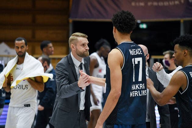 Trainer Tuomas Iisalo (HAKRO Merlins Crailsheim) klatscht nach dem Spiel mit Jamuni McNeace (HAKRO Merlins Crailsheim) ab und freut sich ueber den Sieg, GER, HAKRO Merlins Crailsheim vs. BG Goettingen, 4. Spieltag easycredit Basketball Bundesliga, Spielzeit 2020 2021, 04.12.2020. GER, HAKRO Merlins Crailsheim vs. BG Goettingen, 4. Spieltag easycredit Basketball Bundesliga, Spielzeit 2020 2021, 04.12.2020. Crailsheim Copyright: xMemmlerx Eibner-Pressefotox EP_mmr