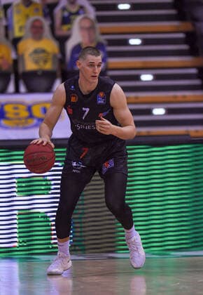 GER, Basketball, EWE Baskets Oldenburg vs NINERS Chemnitz 04.12.2020, EWE Arena, Oldenburg, GER, easy Credit-BBL, EWE Baskets Oldenburg vs NINERS Chemnitz, im Bild Jonas RICHTER ( NINERS Chemniz 7 ) Einzelaktion, Ganzkörper Ganzkoerper