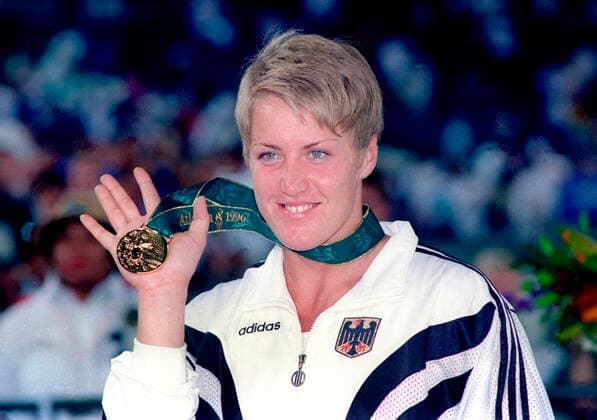 Olympische Spiele in Atlanta 1996. Leichathletik Kugelstoßen: Astrid Kumbernuss (Deut.) präsentiert ihre Goldmedaille 02.08.1996. *** Olympic Games in Atlanta 1996 Athletics shot put Astrid Kumbernuss Deut presents her gold medal 02 08 1996 HM
