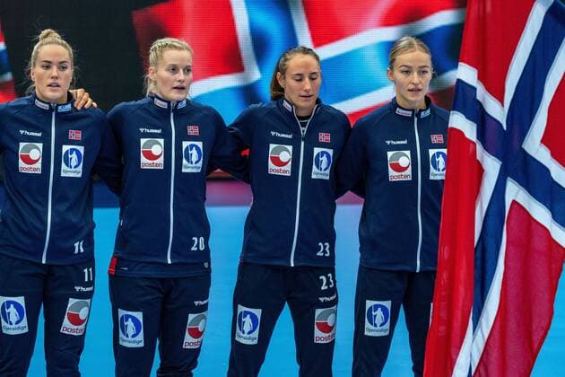 Norway team during lineup prior to the Women s EHF Euro 2020 match between Germany and Norway at Sydbank Arena on December 05, 2020 in Kolding, Denmark (Photo by RHF Agency Ronald Hoogendoorn) xVIxANPxSportx xRonaldxHoogendoornxIVx