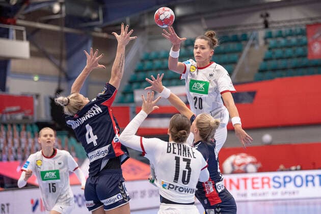 Emily Bölk, Julia Behnke and Kim Naidzinavicius of Germany in action with Veronica E. Kristiansen of Norway during the EHF EURO 2020 European Women s Handball preliminary round match between Germany and Norway at Sydbank Arena in Kolding in Denmark, on December 5, 2020.. , Kolding Denmark Copyright: BoxAmstrup BoxAmstrupx COP212 spdk20201205-202247-L