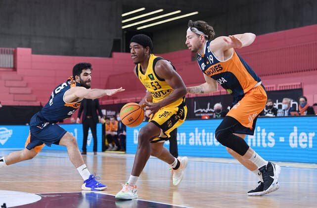 Basketball 2. Bundesliga 2020 2021 9. Spieltag 05.12.2020 Tigers Tuebingen - Rostock Seawolves Isaiah Crawley (Mitte, Tigers) gegen Sid-Marlon Theis (re, Rostock) und Behnam Yakhchali (li, Rostock)