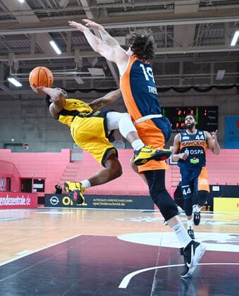 Basketball 2. Bundesliga 2020 2021 9. Spieltag 05.12.2020 Tigers Tuebingen - Rostock Seawolves Josh Sharkey (li, Tigers) gegen Sid-Marlon Theis (re, Rostock)