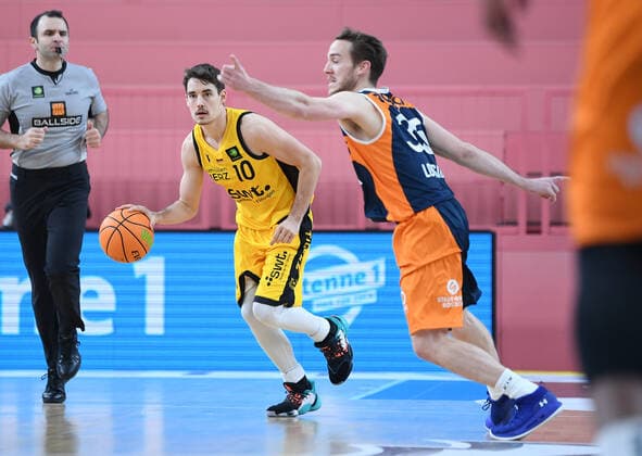 Basketball 2. Bundesliga 2020 2021 9. Spieltag 05.12.2020 Tigers Tuebingen - Rostock Seawolves Gianni Otto (li, Tigers) gegen Brad Loesing (re, Rostock)