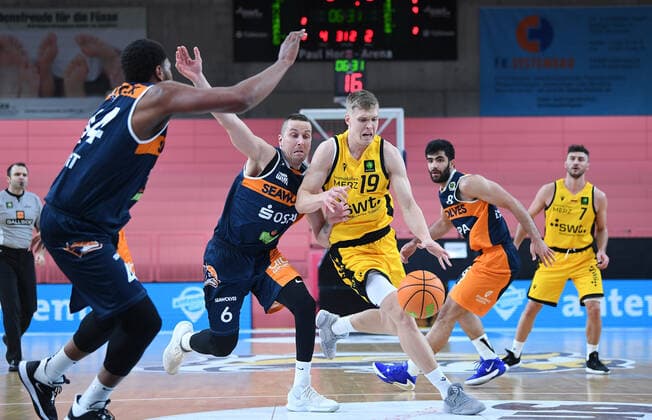 Basketball 2. Bundesliga 2020 2021 9. Spieltag 05.12.2020 Tigers Tuebingen - Rostock Seawolves Elias Valtonen (Mitte, Tigers) gegen Rain Veideman (2.v.li, Rostock)