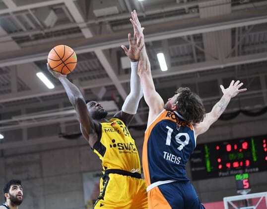 Basketball 2. Bundesliga 2020 2021 9. Spieltag 05.12.2020 Tigers Tuebingen - Rostock Seawolves Roland Nyama (li, Tigers) gegen Sid-Marlon Theis (re, Rostock)