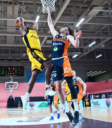 Basketball 2. Bundesliga 2020 2021 9. Spieltag 05.12.2020 Tigers Tuebingen - Rostock Seawolves Isaiah Crawley (li, Tigers) gegen Sid-Marlon Theis (re, Rostock)