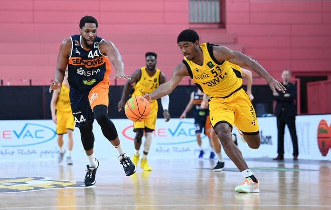 Basketball 2. Bundesliga 2020 2021 9. Spieltag 05.12.2020 Tigers Tuebingen - Rostock Seawolves Isaiah Crawley (re, Tigers) gegen Keith Wright (li, Rostock)