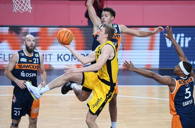 Basketball 2. Bundesliga 2020 2021 9. Spieltag 05.12.2020 Tigers Tuebingen - Rostock Seawolves Jekabs Beck (Mitte , Tigers) gegen Jarelle Reischel (Mitte hinten, Rostock) und Chris Carter (re, Rostock) sowie Michael Jost (li, Rostock)