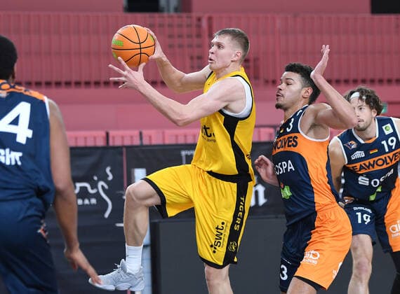 Basketball 2. Bundesliga 2020 2021 9. Spieltag 05.12.2020 Tigers Tuebingen - Rostock Seawolves Elias Valtonen (Mitte, Tigers) gegen Jarelle Reischel (re, Rostock)