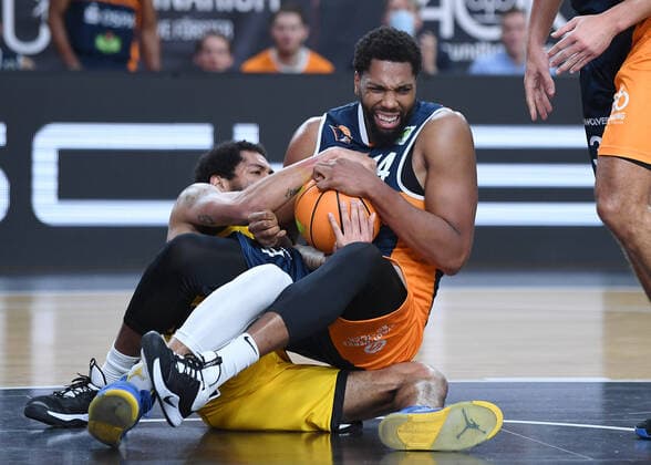 Basketball 2. Bundesliga 2020 2021 9. Spieltag 05.12.2020 Tigers Tuebingen - Rostock Seawolves Kampf um den Ball; Keith Wright (re, Rostock) gegen Troy Simons (li, Tigers)