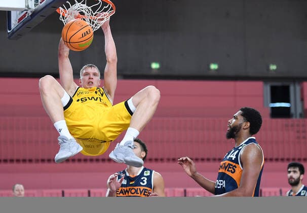 Basketball 2. Bundesliga 2020 2021 9. Spieltag 05.12.2020 Tigers Tuebingen - Rostock Seawolves Dunking; Troy Simons (li, Tigers) haengt am Korb beobachtet von Keith Wright (re, Rostock)