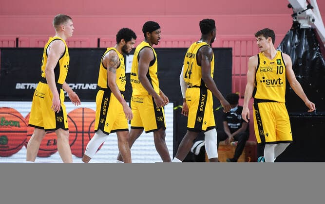Basketball 2. Bundesliga 2020 2021 9. Spieltag 05.12.2020 Tigers Tuebingen - Rostock Seawolves Enttaeuschung Tigers; Elias Valtonen, Troy Simons, Isaiah Crawley, Roland Nyama und Gianni Otto (v.li.)