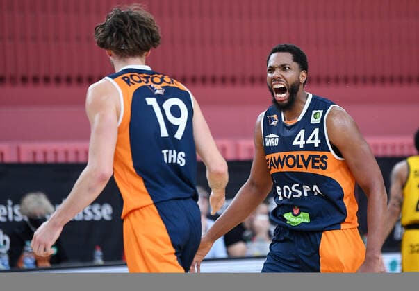 Basketball 2. Bundesliga 2020 2021 9. Spieltag 05.12.2020 Tigers Tuebingen - Rostock Seawolves JUBEL Rostock; Keith Wright (re) und Sid-Marlon Theis