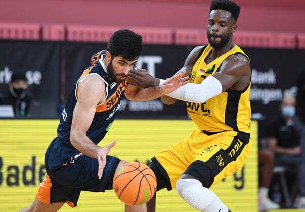Basketball 2. Bundesliga 2020 2021 9. Spieltag 05.12.2020 Tigers Tuebingen - Rostock Seawolves Roland Nyama (re, Tigers) gegen Behnam Yakhchali (li, Rostock)