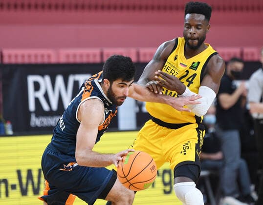 Basketball 2. Bundesliga 2020 2021 9. Spieltag 05.12.2020 Tigers Tuebingen - Rostock Seawolves Roland Nyama (re, Tigers) gegen Behnam Yakhchali (li, Rostock)