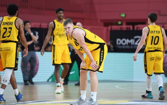 Basketball 2. Bundesliga 2020 2021 9. Spieltag 05.12.2020 Tigers Tuebingen - Rostock Seawolves Enttaeuschung Tigers; Elias Valtonen (Mitte)