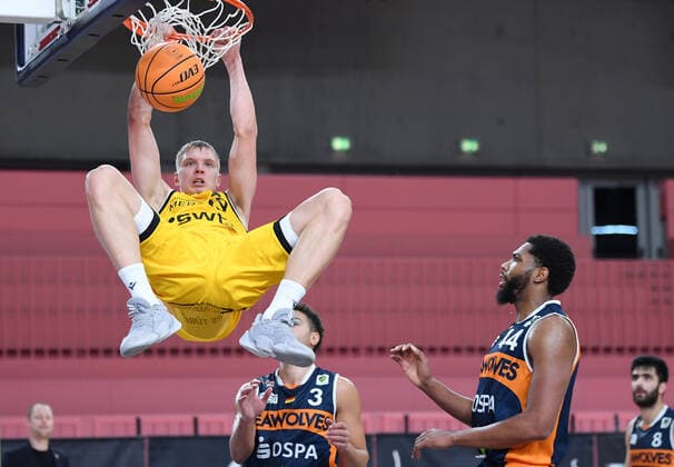 Basketball 2. Bundesliga 2020 2021 9. Spieltag 05.12.2020 Tigers Tuebingen - Rostock Seawolves Dunking; Troy Simons (li, Tigers) haengt am Korb beobachtet von Keith Wright (re, Rostock)