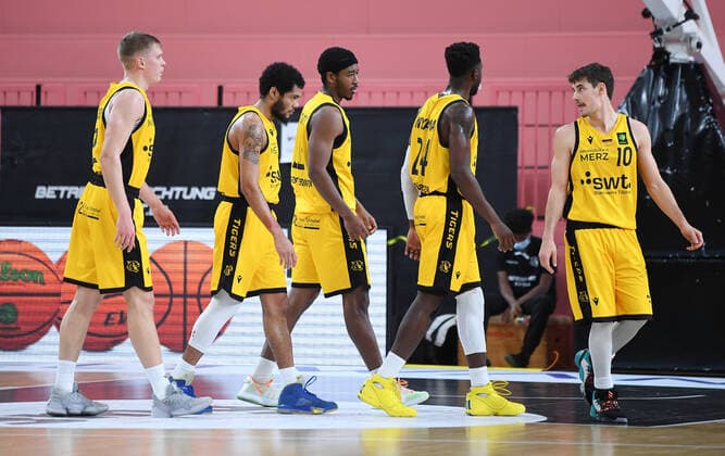 Basketball 2. Bundesliga 2020 2021 9. Spieltag 05.12.2020 Tigers Tuebingen - Rostock Seawolves Enttaeuschung Tigers; Elias Valtonen, Troy Simons, Isaiah Crawley, Roland Nyama und Gianni Otto (v.li.)