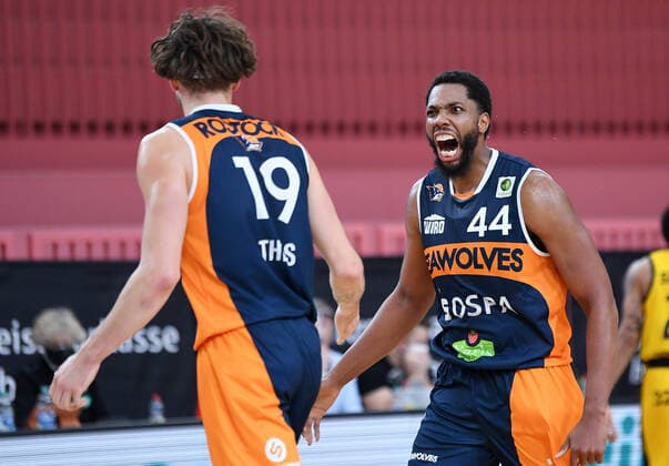 Basketball 2. Bundesliga 2020 2021 9. Spieltag 05.12.2020 Tigers Tuebingen - Rostock Seawolves JUBEL Rostock; Keith Wright (re) und Sid-Marlon Theis