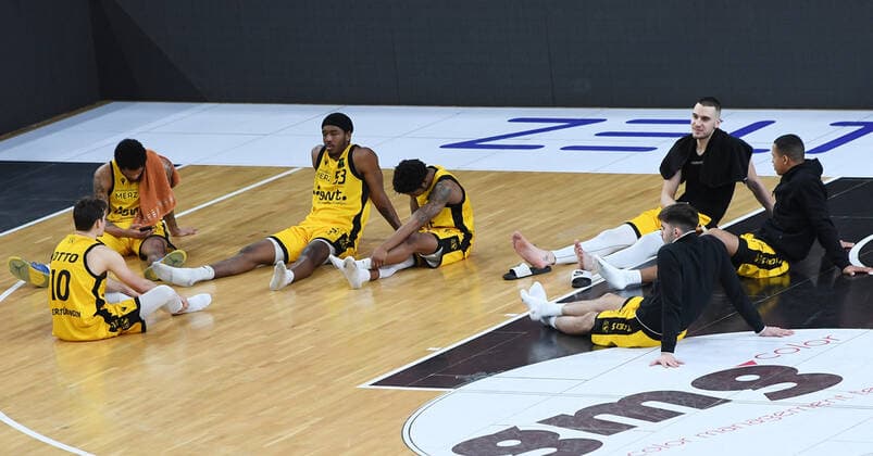 Basketball 2. Bundesliga 2020 2021 9. Spieltag 05.12.2020 Tigers Tuebingen - Rostock Seawolves Enttaeuschung Tigers nach dem Spiel; Gianni Otto, Troy Simons, Isaiah Crawley, Josh Sharkey, Daniel Keppeler, Matti Sorgius und Mirjan Broening (v.li.)