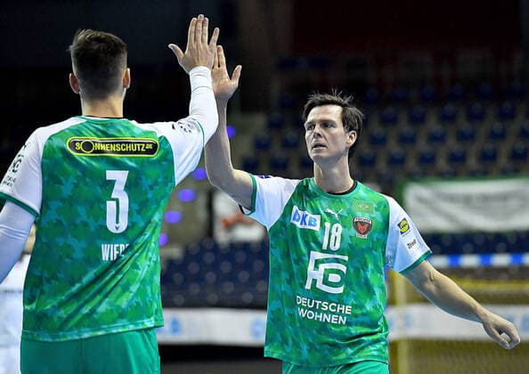 05.12.2020, xlakx, Handball HBL Bundesliga, Fuechse Berlin - MT Melsungen emspor, v.l.abklatschen Fabian Wiede (Fuechse Berlin 3),Hans Lindberg (Fuechse Berlin 18) Berlin