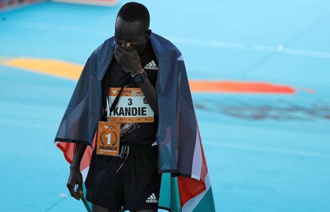 Bilder des Jahres 2020, Sport 12 Dezember Sport Themen der Woche KW49 Sport Bilder des Tages Kenyan athlete Kibiwott Kandie (C) celebrates shortly after he broke World s record and won Valencia Half Marathon, in Valencia, eastern Spain, 06 December 2020. Kandie set 57:32 min beating Kenyan Geoffrey Kamworor s record (58:01 min). Valencia Half Marathon !ACHTUNG: NUR REDAKTIONELLE NUTZUNG!  Copyright: xManuelxBruquex GRAFCVA223 20201206-637428445119099654