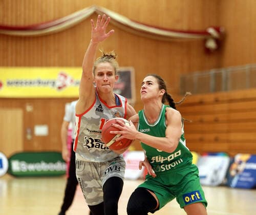 Wasserburg, Badria Halle, 05.12.20, 6. Spieltag, Basketball, 1. Bundesliga Damen, TSV 1880 Wasserburg vs flippo Baskets BG 74 im Bild von links Leonie FIEBICH (Wasserburg), Ivana BLAZEVIC (Goettingen CRO), Copyright: HMBxMediax xHeikoxBecker
