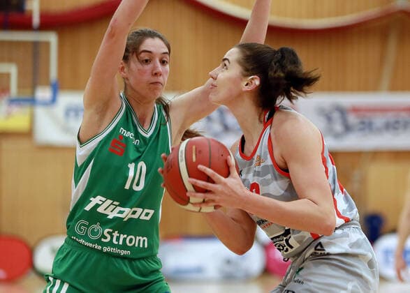 Wasserburg, Badria Halle, 05.12.20, 6. Spieltag, Basketball, 1. Bundesliga Damen, TSV 1880 Wasserburg vs flippo Baskets BG 74 im Bild von links Vasiliki KARAMBATSA (Goettingen GR), Margaret MULLIGAN (Wasserburg US), Copyright: HMBxMediax xHeikoxBecker