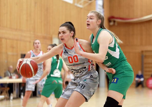 Wasserburg, Badria Halle, 05.12.20, 6. Spieltag, Basketball, 1. Bundesliga Damen, TSV 1880 Wasserburg vs flippo Baskets BG 74 im Bild von links Margaret MULLIGAN (Wasserburg US), Samantha ROSCOE (Goettingen), Copyright: HMBxMediax xHeikoxBecker