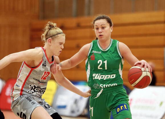 Wasserburg, Badria Halle, 05.12.20, 6. Spieltag, Basketball, 1. Bundesliga Damen, TSV 1880 Wasserburg vs flippo Baskets BG 74 im Bild von links Laura HEBECKER (Wasserburg), Riley LUPFER (Goettingen US), Copyright: HMBxMediax xHeikoxBecker