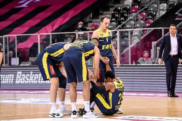 easyCredit BBL, Telekom Baskets Bonn vs. EWE Baskets Oldenburg, 06.12.2020 Karsten Tadda (EWE Baskets Oldenburg 9),Phil Pressey (EWE Baskets Oldenburg 25), easyCredit BBL, Telekom Baskets Bonn vs. EWE Baskets Oldenburg am 06.12.2020 im Telekom Dome Bonn, Bonn (Nordrhein-Westfalen) Copyright: xBEAUTIFULxSPORTS Mueller-Laschetx