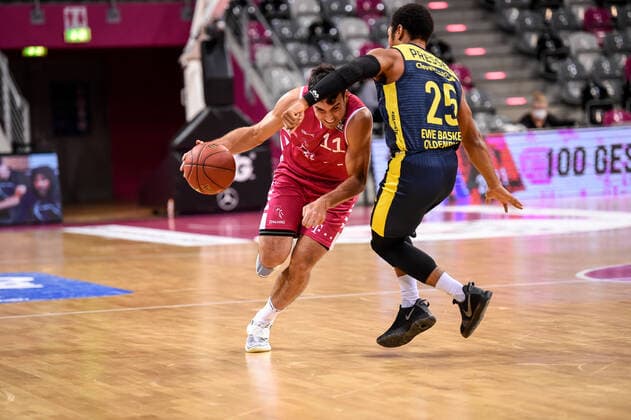 easyCredit BBL, Telekom Baskets Bonn vs. EWE Baskets Oldenburg, 06.12.2020 Anthony DiLeo (Telekom Baskets Bonn 11), Phil Pressey (EWE Baskets Oldenburg 25), easyCredit BBL, Telekom Baskets Bonn vs. EWE Baskets Oldenburg am 06.12.2020 im Telekom Dome Bonn, Bonn (Nordrhein-Westfalen) Copyright: xBEAUTIFULxSPORTS Mueller-Laschetx