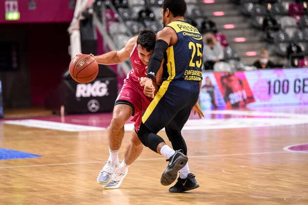 easyCredit BBL, Telekom Baskets Bonn vs. EWE Baskets Oldenburg, 06.12.2020 Anthony DiLeo (Telekom Baskets Bonn 11), Phil Pressey (EWE Baskets Oldenburg 25), easyCredit BBL, Telekom Baskets Bonn vs. EWE Baskets Oldenburg am 06.12.2020 im Telekom Dome Bonn, Bonn (Nordrhein-Westfalen) Copyright: xBEAUTIFULxSPORTS Mueller-Laschetx