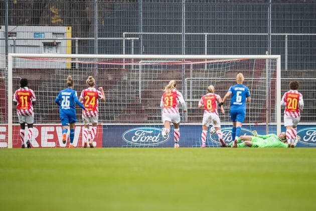 DFB Pokal der Frauen: 1. FC Koeln - TSG Hoffenheim, 06.12.2020 Mandy Islacker ( 8, 1. FC Koeln) gleicht aus zum 1:1 - Jubel beim 1. FC Koeln DFB Pokal der Frauen: 1. FC Koeln - TSG Hoffenheim, Franz-Kremer-Stadion, Koeln DFB REGULATIONS PROHIBIT ANY USE OF PHOTOGRAPHS AS IMAGE SEQUENCES AND OR QUASI-VIDEO. Copyright: xBEAUTIFULxSPORTS Wunderlx