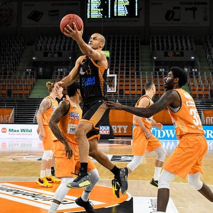 GER, BBL, ratiopharm ulm vs RASTA Vechta 06.12.2020, ratiopharm arena, Neu-Ulm, GER, BBL, ratiopharm ulm vs RASTA Vechta, im Bild Jean Salumu (Vechta, 13) geht zum Korb, Aric Holman (Ulm, 35)