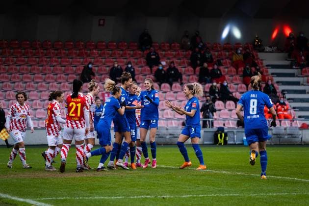 COLOGNE, GERMANY, DEC 6TH Franziska Harsch ( 17 TSG) celebrates after scoring her team s first goal with teammates during the DFB Pokal round of 16 between 1. Fc Köln and TSG Hoffenheim at the Franz-Kremer Stadion in Cologne. Tatjana Herzberg SPP 1. Fc Köln vs TSG Hoffenheim 